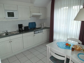 Køleskab, mikrobølgeovn, opvaskemaskine, højstol