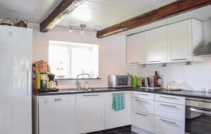 Réfrigérateur, four à micro-ondes, surface de cuisson, lave-vaisselle