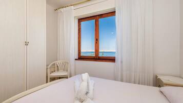 5 bedrooms, in-room safe, WiFi (free), bed sheets