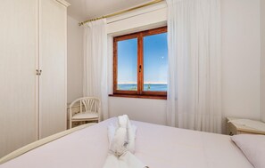 5 bedrooms, in-room safe, free WiFi, bed sheets