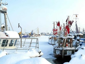 Un port où des bateaux sont amarrés dans la neige.