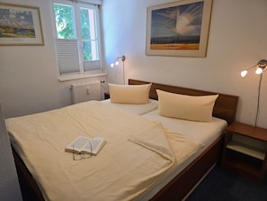 2 bedrooms, desk, WiFi, bed sheets