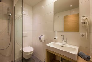 Dusche, Haartrockner, Handtücher