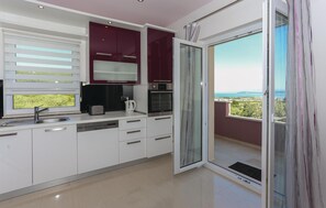 Réfrigérateur, surface de cuisson, lave-vaisselle, cafetière-théière