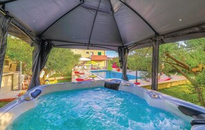 Bain à remous extérieur