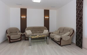 Smart TV, fireplace, DVD player, table football