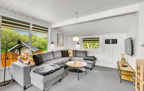 Smart TV, fireplace - Beautiful home in Tarm with sauna (Tarm)