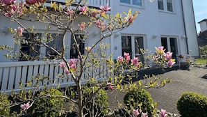Valkoinen rakennus, jossa on parvekkeita ja kyltti, jossa lukee ”Sonnenblick”.