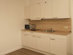 Refrigerador, cafetera y tetera, tetera eléctrica y tostadora 