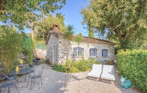 Outdoor dining - 1 bedroom nice home in La Gaude (La Gaude)