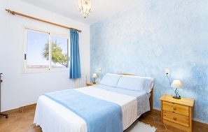 1 bedroom, travel cot, free WiFi