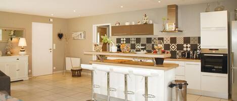 Jääkaappi, liesi, astianpesukone, kahvin-/teenkeitin