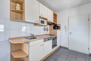 Kjøleskap, mikrobølgeovn, oppvaskmaskin og kaffetrakter/tekoker