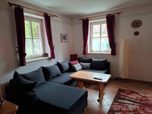 Una televisión, una chimenea, un reproductor estéreo