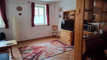 Een open haard, een tafeltennistafel en een stereo