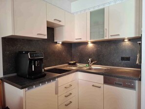 Frigorífico, microondas, placa de cocina y lavavajillas