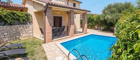 حمام سباحة