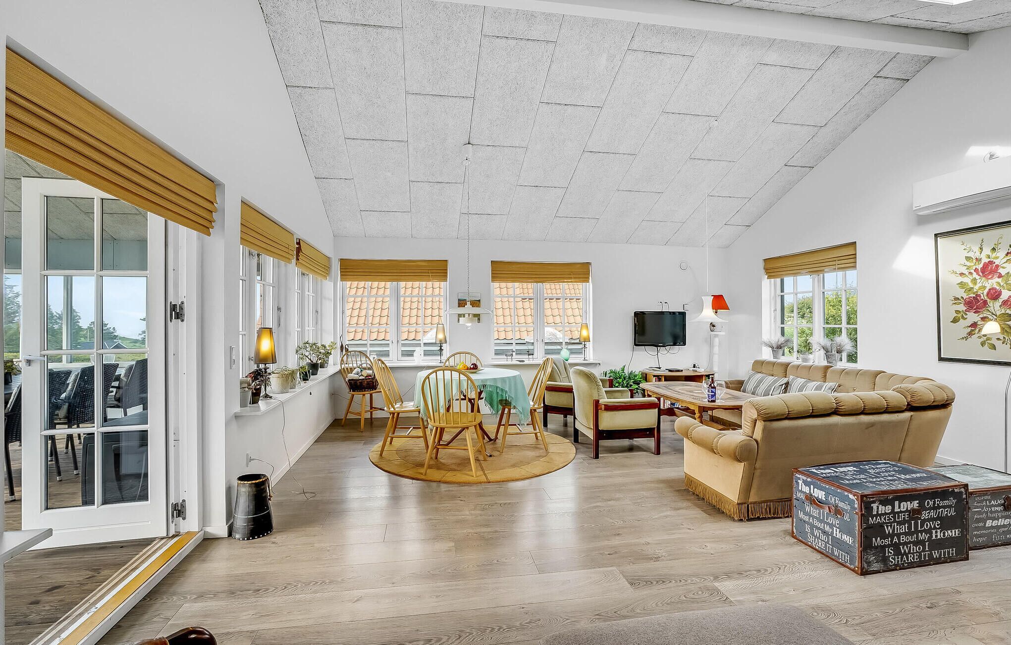 Televisión, chimenea y reproductor de DVD 