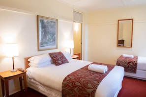 Family Suite | Soundproofing, iron/ironing board, bed sheets - Linaker Art Deco Motel (Beechworth)