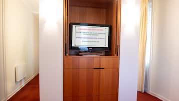 Deluxe Suite with Spa Bath | Living area | Flat-screen TV