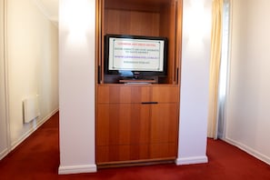 Deluxe Suite with Spa Bath | Living area