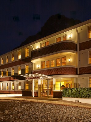 住宿正面 - 傍晚/夜晚