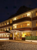 Fachada de la propiedad por la tarde o noche