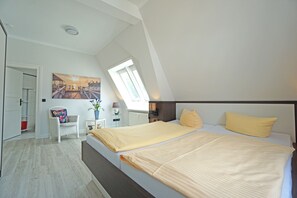 1 bedroom, desk, WiFi, bed sheets