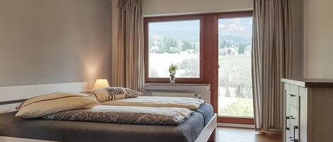 2 bedrooms, travel crib, free WiFi, bed sheets
