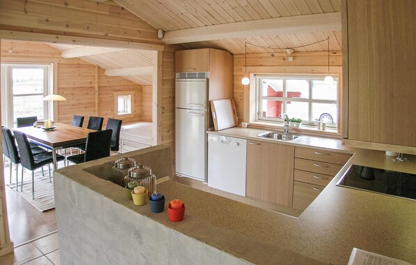 Jääkaappi, liesi, astianpesukone, kahvin-/teenkeitin