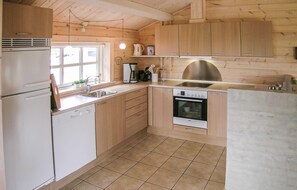 Jääkaappi, liesi, astianpesukone, kahvin-/teenkeitin