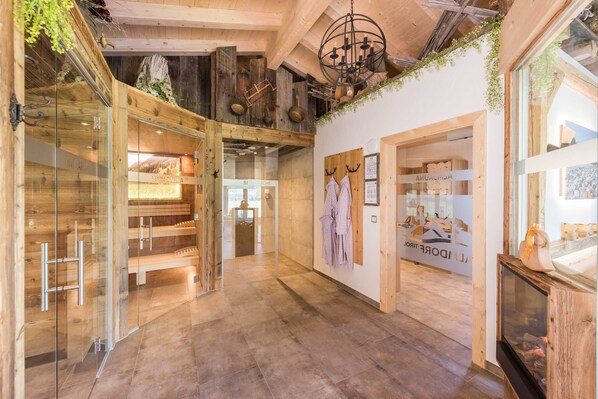 Un interior moderno con vigas de madera, una pared de vidrio y una chimenea.