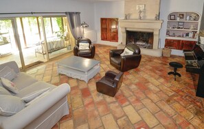 Télévision, lecteur de DVD, baby-foot, table de tennis de table