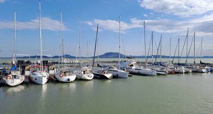 Lomatalo uima-altaalla ja terassilla