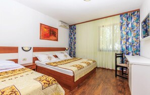 6 bedrooms, travel cot, free WiFi, bed sheets