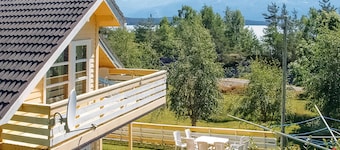 Strandhus i Hatlestrand med sauna