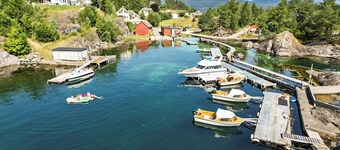 Cozy home in Hatlestrand with sauna