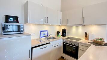 Fridge, oven, dishwasher, coffee/tea maker