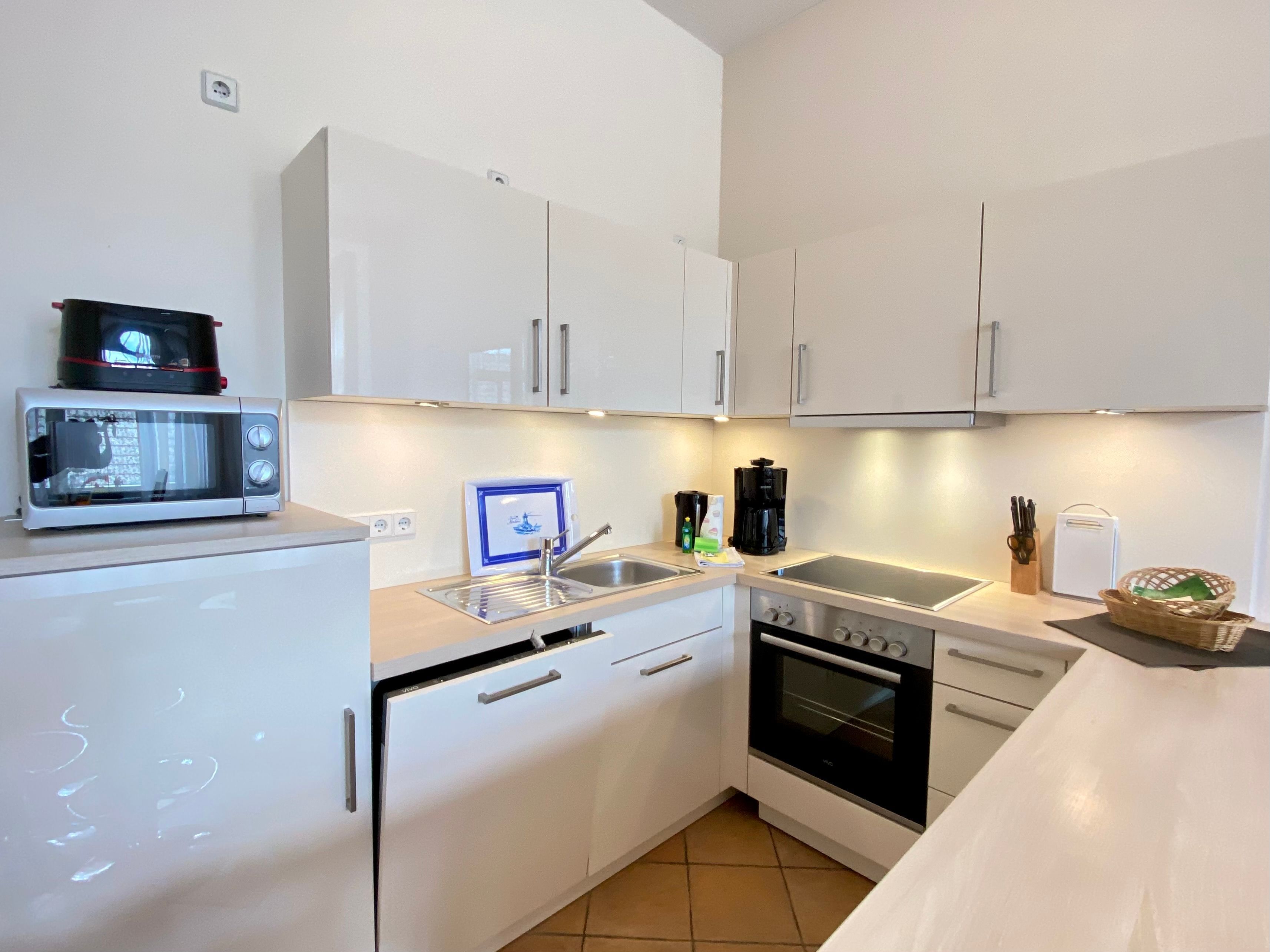 Kühlschrank, Ofen, Geschirrspüler, Wasserkocher mit Kaffee-/Teezubehör