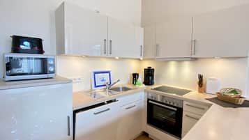 Kühlschrank, Ofen, Geschirrspüler, Wasserkocher mit Kaffee-/Teezubehör