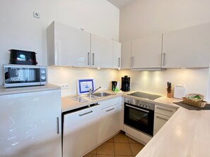 Fridge, oven, dishwasher, coffee/tea maker