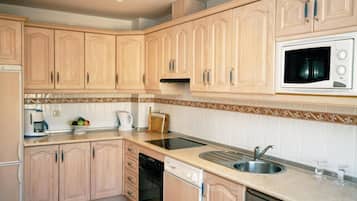 Frigorífico, placa de cocina, lavavajillas y cafetera o tetera