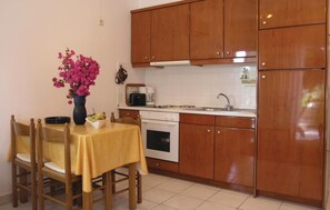 Frigorífic, placa de cuina i cafetera i tetera 