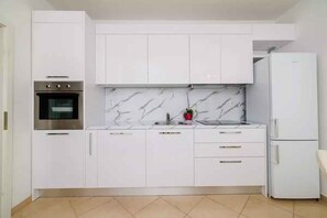 Jääkaappi, mikroaaltouuni, uuni, liesi