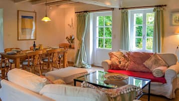 Pejs, dvd-afspiller, bordtennisbord