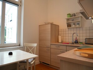 Kühlschrank, Ofen, Wasserkocher mit Kaffee-/Teezubehör, Wasserkocher