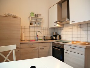 Fridge, oven, coffee/tea maker, electric kettle