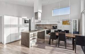 Réfrigérateur, plaque de cuisson, lave-vaisselle, cafetière/bouilloire