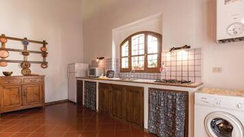 Kühlschrank, Wasserkocher mit Kaffee-/Teezubehör