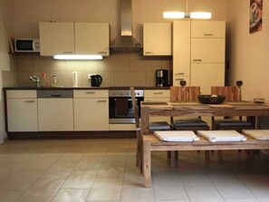 Kühlschrank, Mikrowelle, Ofen, Geschirrspüler